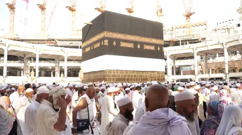 Pilgrims are doing tawaf around ka'ba Stock Footage 33608488