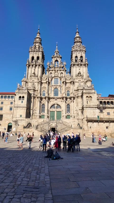 Pilgrims arriving at santiago de compostela cathedral Vidéo 340261303