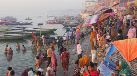 Pilgrims bathing in the Ganges at ghats,Varanasi,India Stock-Footage 67452036