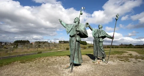 Pilgrims bronze sculpture Monte do Gozo in Santiago de Compostela, Spain Vidéo 102721130