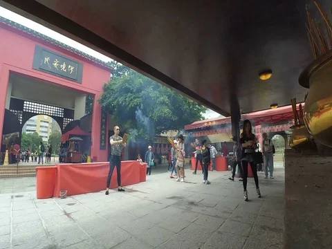 Pilgrims in the Che Kung taoist temple Stock Footage