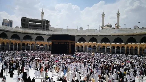 Pilgrims doing tawaf Stock Footage 119669256