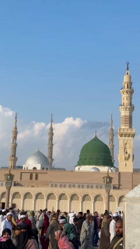 Pilgrims Gather at The Prophet's Mosque Stock Footage 331088208