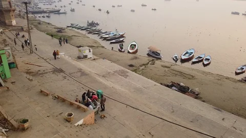 Pilgrims on the ghat at Varanasi Vídeos de archivo 116547712