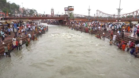 Pilgrims at Har Ki Pauri 스톡 동영상 94551863