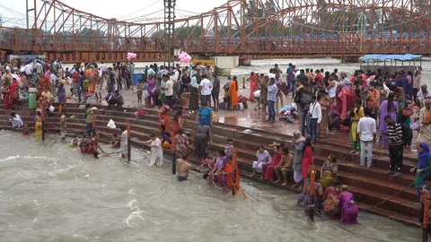 Pilgrims at Har Ki Pauri 스톡 동영상 94551866