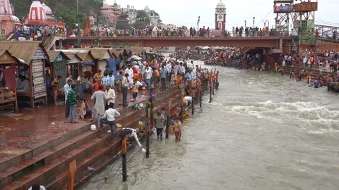 Pilgrims at Har Ki Pauri 스톡 동영상 94551867