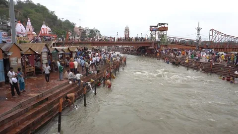 Pilgrims at Har Ki Pauri 스톡 동영상 94551870