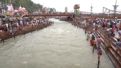 Pilgrims at Har Ki Pauri 스톡 동영상 94551912