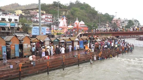 Pilgrims at Har Ki Pauri 스톡 동영상 94551967