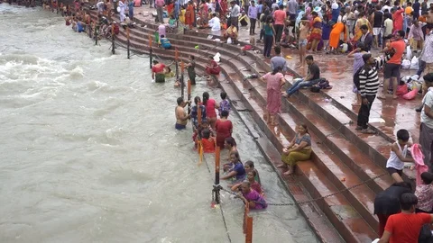 Pilgrims at Har Ki Pauri 스톡 동영상 94551972