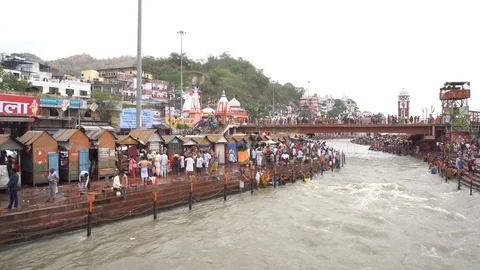 Pilgrims at Har Ki Pauri 스톡 동영상 94551984