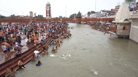 Pilgrims at Har Ki Pauri 스톡 동영상 94552193