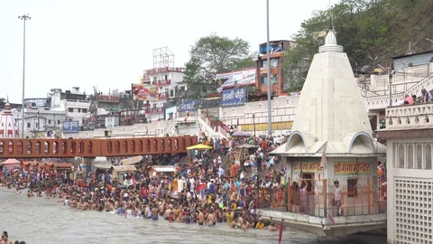 Pilgrims at Har Ki Pauri 스톡 동영상 94552197