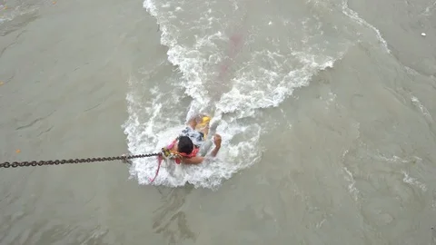 Pilgrims at Har Ki Pauri 스톡 동영상 94552231