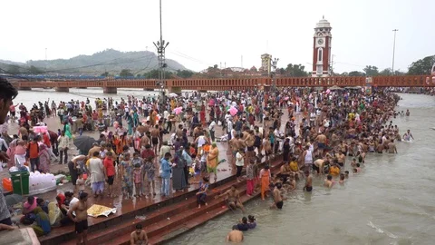 Pilgrims at Har Ki Pauri 스톡 동영상 94552259