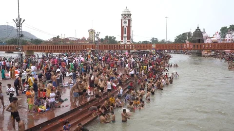 Pilgrims at Har Ki Pauri 스톡 동영상 94552269