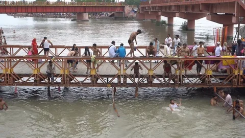 Pilgrims at Har Ki Pauri 스톡 동영상 94552277