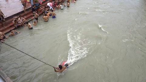 Pilgrims at Har Ki Pauri 스톡 동영상 94552291
