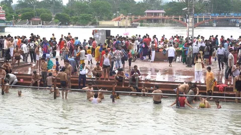 Pilgrims at Har Ki Pauri 스톡 동영상 94552305