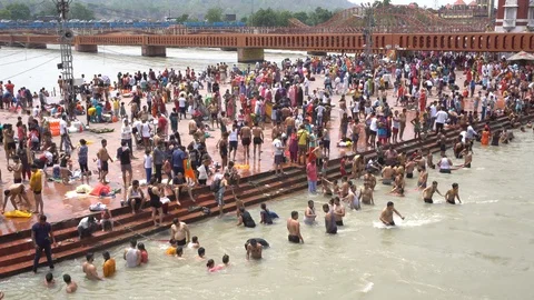 Pilgrims at Har Ki Pauri Video stock 94552354