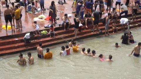 Pilgrims at Har Ki Pauri 스톡 동영상 94552372