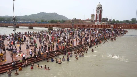 Pilgrims at Har Ki Pauri 스톡 동영상 94552382