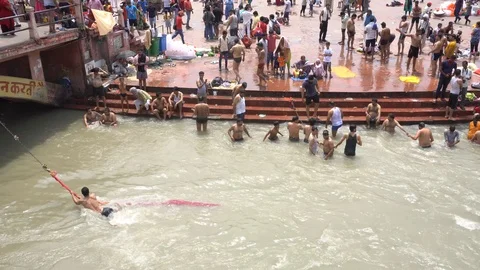 Pilgrims at Har Ki Pauri 스톡 동영상 94552386