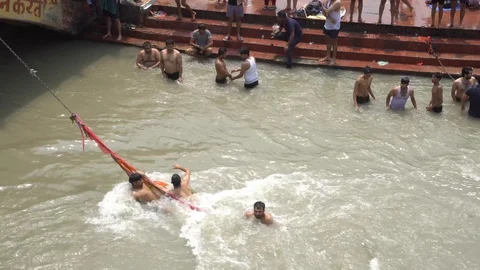 Pilgrims at Har Ki Pauri 스톡 동영상 94552436