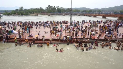 Pilgrims at Har Ki Pauri 스톡 동영상 94552447