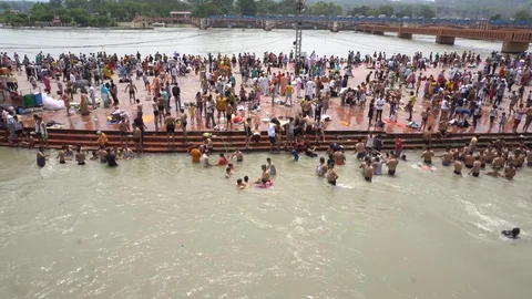 Pilgrims at Har Ki Pauri 스톡 동영상 94552450