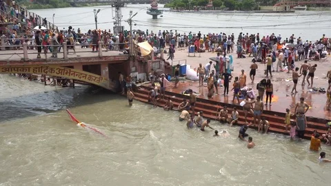 Pilgrims at Har Ki Pauri 스톡 동영상 94552463