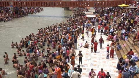 Pilgrims at Har Ki Pauri 스톡 동영상 94552505