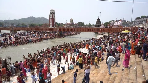 Pilgrims at Har Ki Pauri 스톡 동영상 94552586