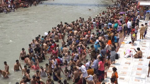 Pilgrims at Har Ki Pauri 스톡 동영상 94552671