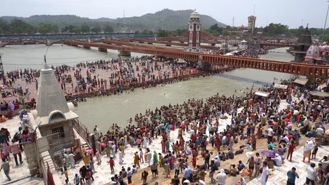 Pilgrims at Har Ki Pauri 스톡 동영상 94552721