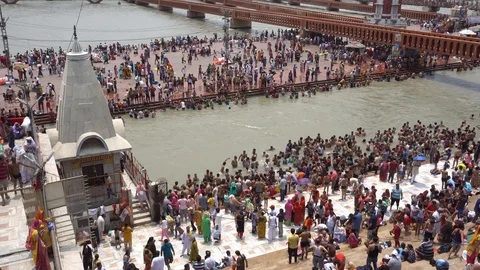 Pilgrims at Har Ki Pauri 스톡 동영상 94552732