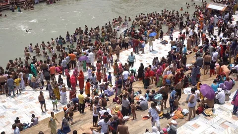 Pilgrims at Har Ki Pauri 스톡 동영상 94552736