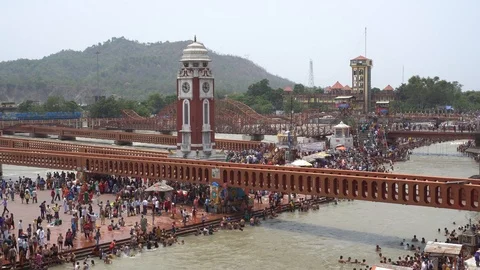 Pilgrims at Har Ki Pauri 스톡 동영상 94552755