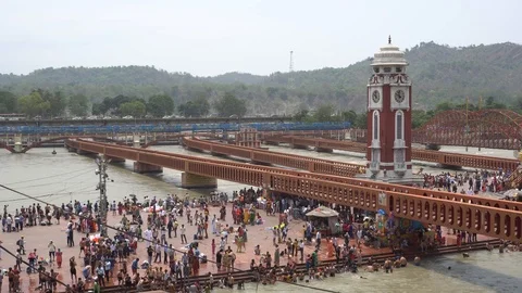 Pilgrims at Har Ki Pauri 스톡 동영상 94552885