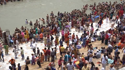 Pilgrims at Har Ki Pauri 스톡 동영상 94552917