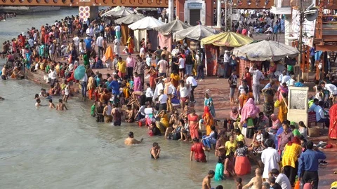 Pilgrims at Har Ki Pauri 스톡 동영상 94553417