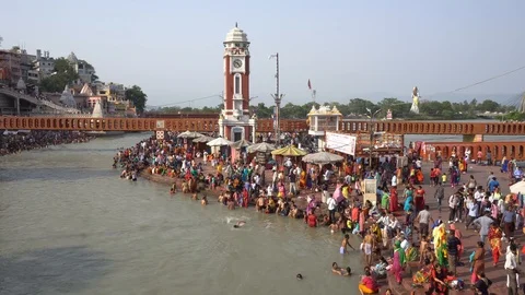 Pilgrims at Har Ki Pauri 스톡 동영상 94553420