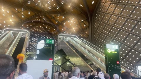 Pilgrims at Metro station, Hajj, Madinah, Saudi Arabia Editorial Use 20 May 2026 Stockbeeldmateriaal 336794271
