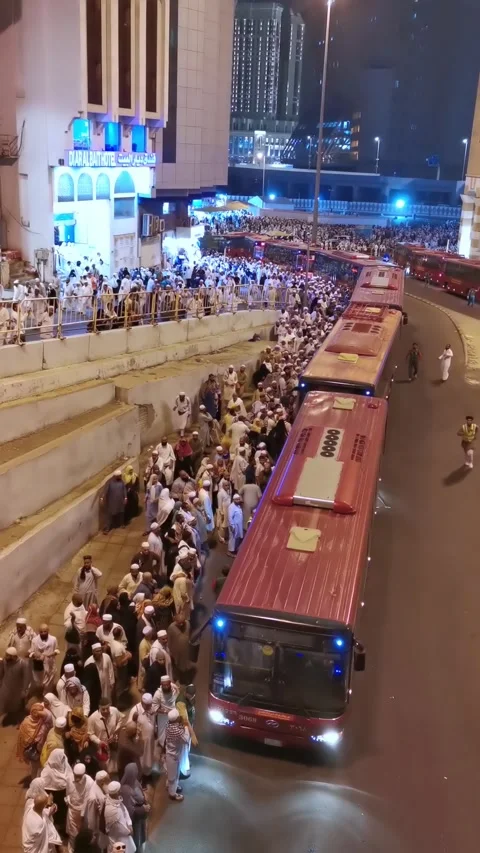 Pilgrims from Pakistan queue up for transportation  in mecca Stock Footage 274473080