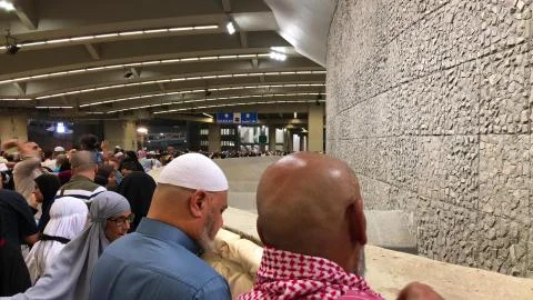 Pilgrims perform 'stoning of the devil' at Jamrah in Mina 库存照片