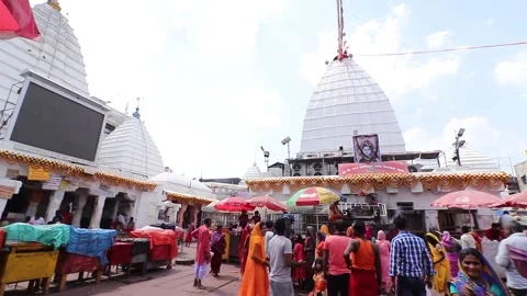 Pilgrims praying and doing their rituals at Baidyanath Dham temple Vídeo Stock 142727065