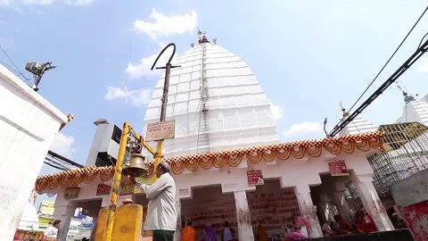 Pilgrims praying and doing their rituals at Baidyanath Dham temple in Vídeo Stock 142771210