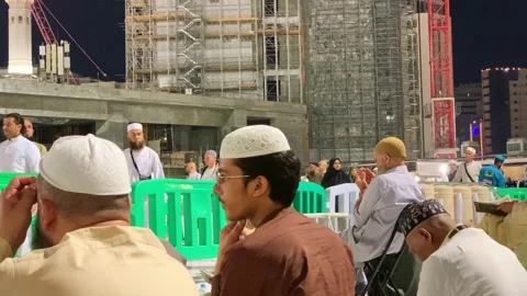 Pilgrims preparing to perform prayer on the rooftop area Stock Footage 332593430