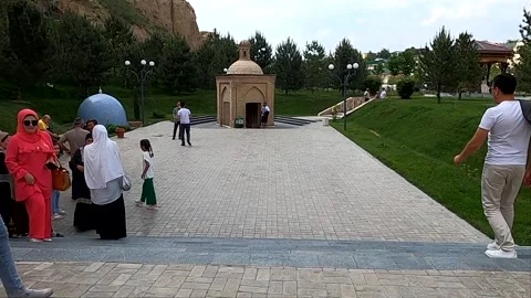 Pilgrims at Saint Daniel mausoleum complex in Samarkand, Uzbekistan Stock Footage 336454092